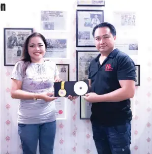  ??  ?? RUTH menerima pingat dan lagu daripada Freddy.