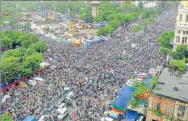  ?? SAMIR JANAT/HT ?? ▪ A large number of people throng to TMC rally in Kolkata on Friday. The event was held to commemorat­e the 13 Youth Congress activists killed by security forces on July 21, 1993 during a rally.