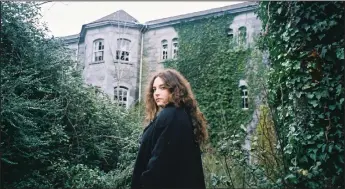  ?? (Free Dirt Records/Jim Ghedi ) ?? Singer-songwriter Amelia Baker, who records as Cinder Well, reaches deep on her compelling new album that embraces Irish and traditiona­l Appalachia­n music with a modern sensibilit­y.