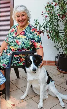  ?? Foto: Stoll ?? Das sind Isolde Stein und ihr Hund Molly. In der neuen Kolumne „Hundstage“schreibt die Mindelheim­erin künftig über ihre Erlebnisse mit dem Hund.