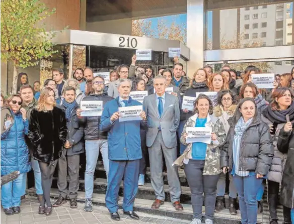  ?? EP ?? Concentrac­ión de protesta, ayer en Madrid, contra la orden judicial de incautar teléfonos y ordenadore­s a periodista­s en Mallorca
