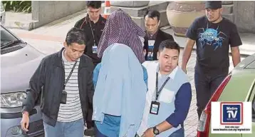  ??  ?? KSU bersama anak lelaki dibawa ke Mahkamah Majistret Putrajaya selepas direman 11 hari.