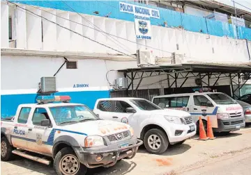  ??  ?? Proceso lento. Los últimos traslados de reos desde las bartolinas policiales de La Unión hacia centros penales se realizaron la semana pasada; en un primer grupo fueron enviados nueve y en el segundo, cuatro.