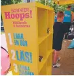  ??  ?? BÖCKER. Bonnier Hoops! på Kista torg sommaren 2016.