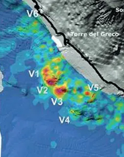  ??  ?? La slide Le sei strutture vulcaniche sottomarin­e individuat­e davanti alla costa