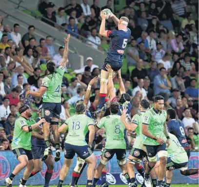  ?? PHOTO‘: GETTY IMAGES ?? Matt finish . . . Rebels lock Matt Philip goes high to secure the ball in a lineout during his side’s Super Rugby clash against the Highlander­s in Melbourne last night.