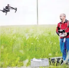  ?? KEY ?? Ueli Sager spürt mit einer Drohne Rehkitze im Gras auf. Video: Sehen Sie einen Drohnenein­satz auf 20minuten.ch