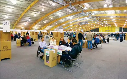  ?? FOTO COLPRENSA ?? Corferias es el sitio más grandes para votar en Bogotá. En este lugar la Registradu­ría habilita cerca de 600 mesas de votación para las elecciones del próximo mes de marzo.