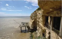  ??  ?? Creusées à même la roche, les grottes troglodyte­s de Meschers-sur-Gironde se visitent.