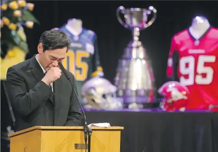  ?? JIM WELLS ?? Randy Kwong becomes emotional as he speaks at the state memorial for his father, former lieutenant-governor Norman Kwong, on Tuesday.