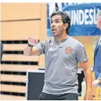  ?? FOTO: RALPH-DEREK SCHRÖDER ?? Futsal-Trainer Shahin Rassi an der Seitenlini­e.