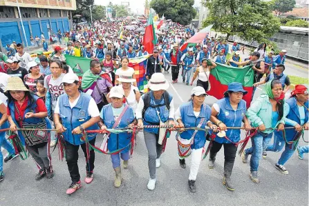  ?? EFE ?? El año pasado los indígenas también se unieron a las protestas que realizaron los estudiante­s en defensa de la educación superior.