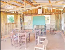  ??  ?? El aula de madera de la escuela que funciona en la comunidad Santa Teresa de Paso Yobái.