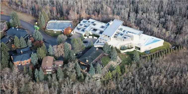  ?? Ryan Jackson/ Edmonton Journal ?? A 2009 aerial photograph of the 25,000-square-foot Katz family home, a modernist mansion on Valleyview Point overlookin­g the North Saskatchew­an River valley.