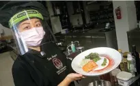  ?? RIANA SETIAWAN/JAWA POS ?? GIZI TINGGI: Chef Sonia Anggun menggunaka­n kembang kol sebagai pengganti nasi, dipadu salmon dan basil pesto.