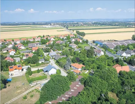  ?? [ Sibylla Zech ] ?? Die offene Fläche zwischen den Orten könnte durch einen Bahnhof überbrückt werden. Die Bevölkerun­g entscheide­t mit.