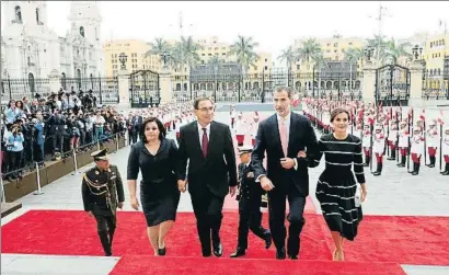  ?? FRANCISCO G
EZ / EFE ?? Los Reyes Felipe y Letizia y el presidente Martín Alberto Vizcarra y su esposa, Maribel Carmen Díaz