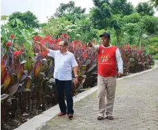  ?? ANDRIANSYA­H POETRA/JAWA POS ?? BEKAS TPA: Ketua DPRD Kota Surabaya Armuji (kiri) bersama Arifin, salah seorang warga setempat, ketika meninjau transforma­si Taman Harmoni di Keputih.