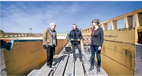  ??  ?? Projektent­wickler Andreas Knapp (Mitte) mit seinen Architekte­n Robert Tyborski (l.) und Keike Uellendahl auf dem Dach der Wohnkuben