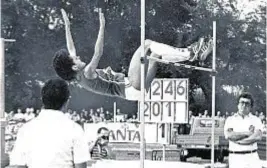  ??  ?? Record mondiale, buona la prima Brescia, 4 agosto 1978: il primo tentativo con cui Sara Simeoni ha stabilito il record del mondo di salto in alto con la misura di 2,01, in occasione del confronto tra le nazionali femminili di Italia e Polonia