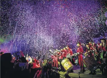  ??  ?? La B.A.T. est généreuse en sourires, facéties, pirouettes, jets de confettis réguliers… C’est de la liesse de proximité et c’est ça qui plaît au public niçois.