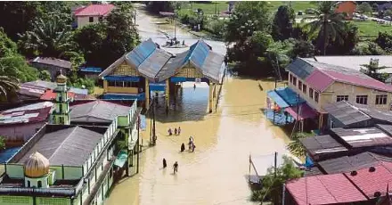  ?? (Foto Nik Abdullah Nik Omar/bh) ?? Pintu dua JKDM yang menjadi laluan utama ke kawasan bebas cukai, Rantau Panjang, dinaiki air sehingga 0.8 meter sejak malam kelmarin.