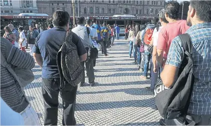  ?? ALFREDO MARTÍNEZ ?? Espera. La gente hizo fila ayer, en las paradas de colectivos de la estación Consitució­n.