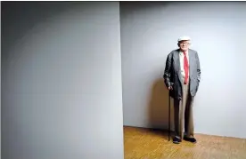  ??  ?? David Hockney, quien se acuesta a las 21 horas y ‘‘ya nunca –dice– voy a fiestas’’, el pasado 16 de junio, en el Centro Pompidou, en la capital francesa, donde el artista británico exhibe su obra ■ Foto Afp