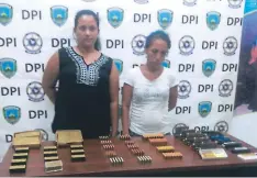  ??  ?? DETENCIÓN. En las imágenes se observa el arsenal que fueron a recibir las mujeres y que pretendían ingresar a Roatán.