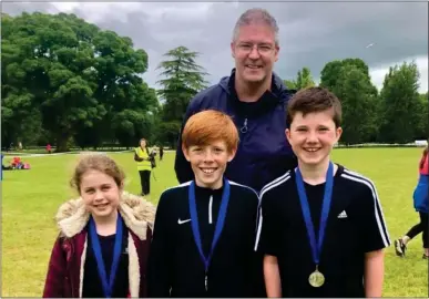  ?? ?? John Dailly alongside some of the children he coaches at Forehill Primary in Ayr