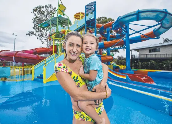  ?? Picture: JERAD WILLIAMS ?? Channel 7 personalit­y Liz Cantor and son Kit, 3, have given the new waterpark at the Big 4 Holiday Park in Helensvale the big thumbs up.