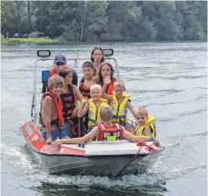  ?? FOTO: FEUERWEHR MENGEN ?? Bei der sommerlich­en Hitze kommt eine erfrischen­de Fahrt mit dem Wasserrett­ungsboot der Feuerwehr gerade recht.