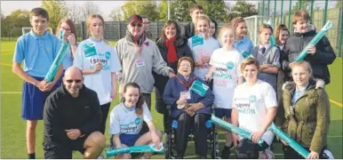  ?? Pictures: Gary Browne FM4576353 ?? Joan Bright with her husband Alan, daughter Joanna Irwin, granddaugh­ter Jess Bright and Year 9 runners