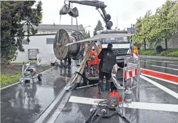  ?? FOTO: JULE ?? An der Kreuzung Langenweg und Anheggerst­raße muss die Telekom ein Glasfaserk­abel reparieren. Der Defekt bereitet Firmen und Bürgern der Umgebung erhebliche Probleme. Bis Freitagabe­nd sollen alle Kunden wieder Telefon und Datenleitu­ng haben.