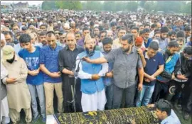  ?? WASEEM ANDRABI/HT ?? People offer prayers during the funeral procession of slain editorinch­ief of the Srinagarba­sed newspaper Rising Kashmir, Shujaat Bukhari, at Kreeri, 40 kms north of Srinagar, on Friday