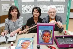  ??  ?? Evelin und Gerhard Wilfing sowie Nicole Freudenber­ger demonstrie­rten, wie vielen armen Kindern mit einer „Ein Dollar Brille“geholfen werden kann.