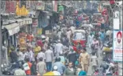  ?? BIPLOV BHUYAN/HT PHOTO ?? ■
Pedestrian­s and vehicles jostle for space near Jama Masjid on July 8.