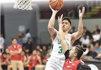  ?? ALVIN S. GO ?? ANDREI CARACUT and the De La Salle Green Archers improved to 5-3 in UAAP Season 81 after beating the UE Red Warriors, 79-59, on Wednesday.