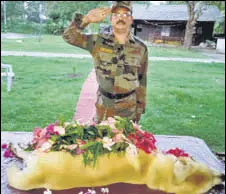  ?? INDIAN ARMY ?? A soldier salutes during a memorial service for Dutch, an army dog who helped save many lives.