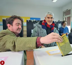  ??  ?? 2 Il centrista Pier Ferdinando Casini alle scuole Viscardi di via Bartolini