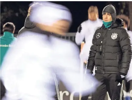  ?? FOTO: DPA ?? Ein Jahr, in dem sich der Bundestrai­ner warm anziehen musste: Joachim Löw beim Abschlusst­raining der deutschen Nationalma­nnschaft vor dem Länderspie­l gegen die Niederland­e.