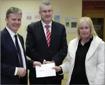  ??  ?? Cathaoirle­ach Cllr Edward Timmons and County Council CEO Frank Curran presenting the Business Award to Anne Hogan of Glenealy Tidy Towns, who accepted it on behalf of O’Hanlon Herbs.