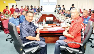  ?? - Gambar Jabatan Ketua Menteri ?? AHMAD Zahid bersama Musa ketika mempengeru­sikan bersama mesyuarat Esszone di Ibu Pejabat Esscom Lahad Datu pada Jumaat.