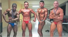  ?? FOTOS: FRANKLIN MÚÑOZ ?? POSES. Los competidor­es muestran sus musculosos cuerpos antes de su presentaci­ón en tarima.