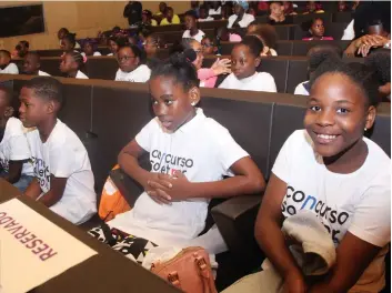  ?? KINDALA MANUEL | EDIÇÕES NOVEMBRO ?? O concurso “Soletrar Angola” movimenta centenas de alunos de várias escolas de Luanda