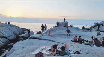  ?? FOTO: CHRISTA KOHLER-JUNGWIRTH ?? Zum Sonnenunte­rgang versammeln sich Urlauber und Einheimisc­he auf den Granitfels­en.