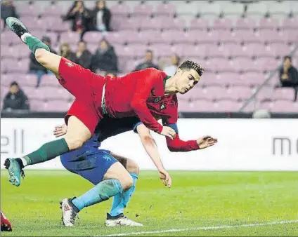  ?? FOTO: EFE ?? Cristiano Ronaldo reclamó un penalti que no era porque se fue al suelo por un error suyo y no por la entrada de un holandés