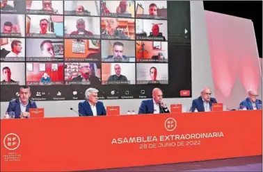  ?? ?? Luis Rubiales preside la Asamblea General Extraordin­aria celebrada ayer en Las Rozas.