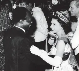  ?? ?? En un gesto simbólico, Isabel II bailó en 1961 con el presidente de Ghana Kwame Nkrumah, uno de los líderes anticoloni­ales más destacados de África.