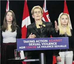  ?? Antonella Artuso / Toronto Sun / QMI Agency ?? Ontario Premier Kathleen Wynne, with Toronto students Tessa Hull, left, and Lia Valente, announces that the new sex education curriculum will address the issue of consent,
the same theme of a school project by Hull and Valente.